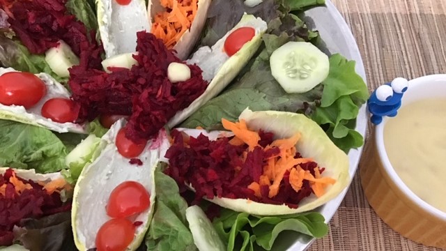 Salada colorida com molho de pera, mostarda e mel