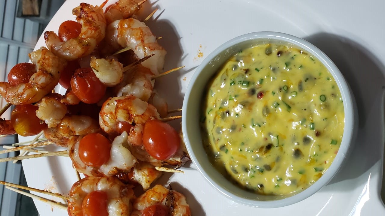 Espetinhos de camarões ao molho de maracujá
