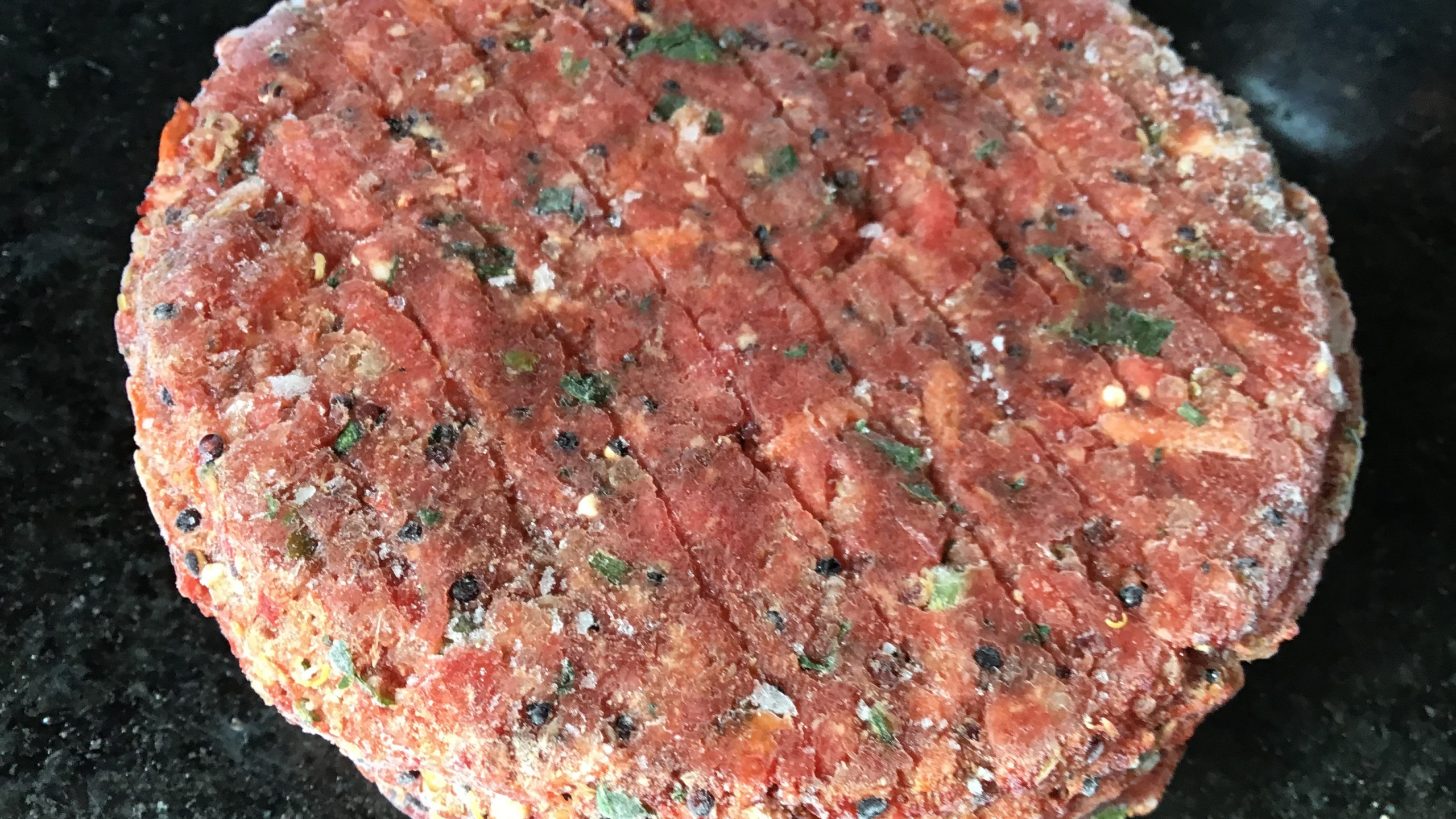 Hambúrguer de carne com quinoa tricolor para assar