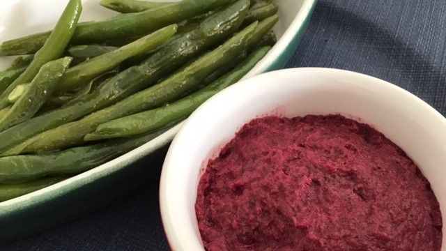 Vagem ao vapor com pastinha de beterraba