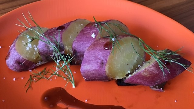 Batata doce assada com flor de sal