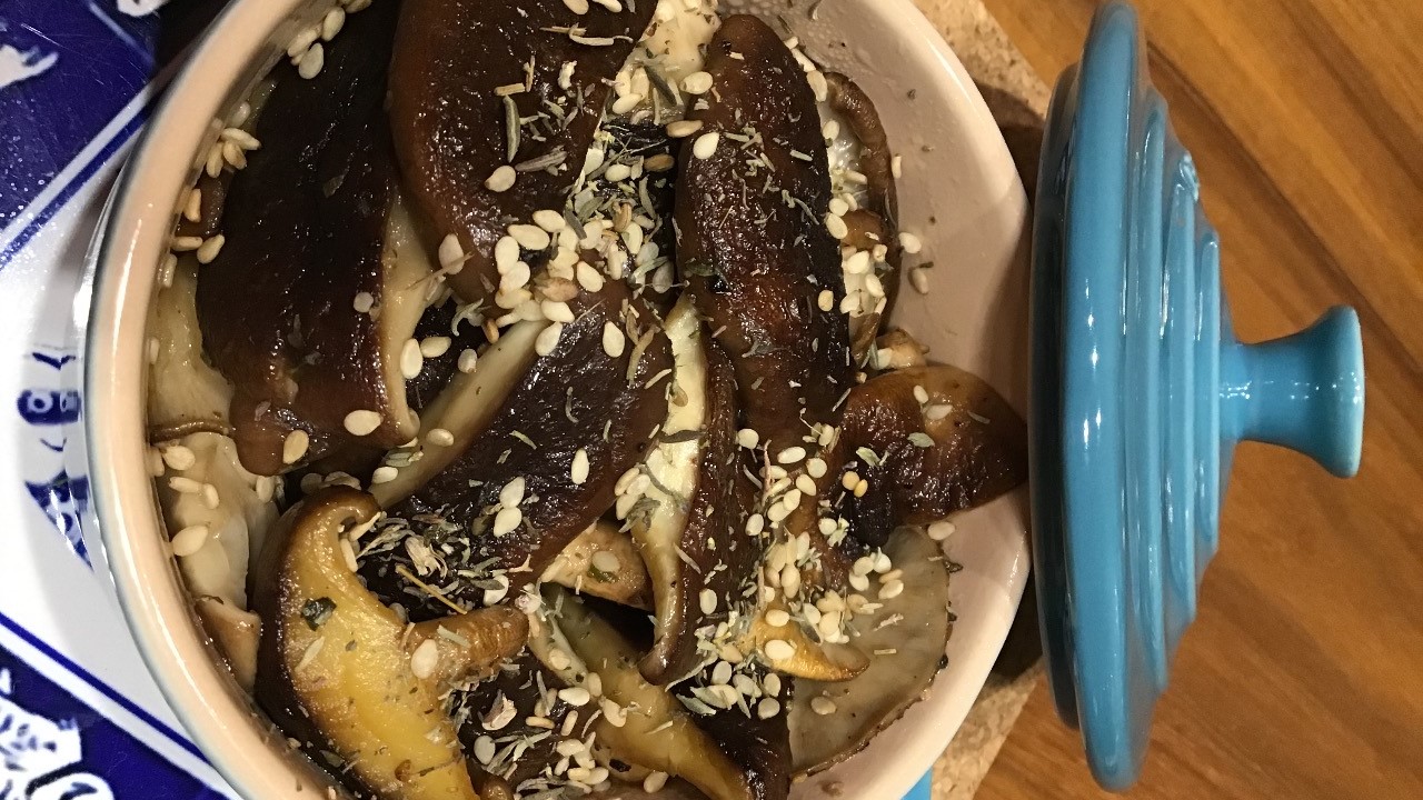 Cogumelos refogados com gergelim e tomilho