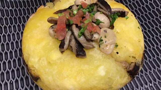 Escondidinho de mandioca com cogumelos