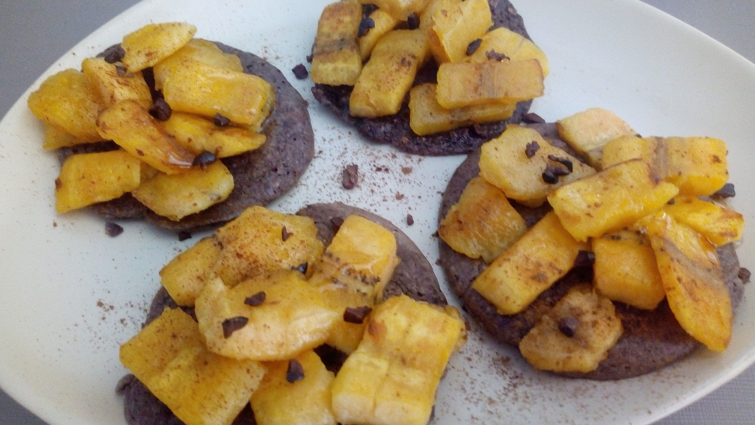 Panquecas de cacau com banana da terra