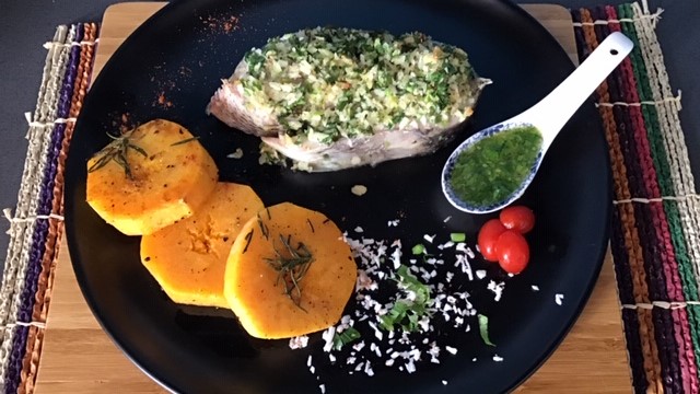 Robalo assado com crosta de coco fresco e gengibre