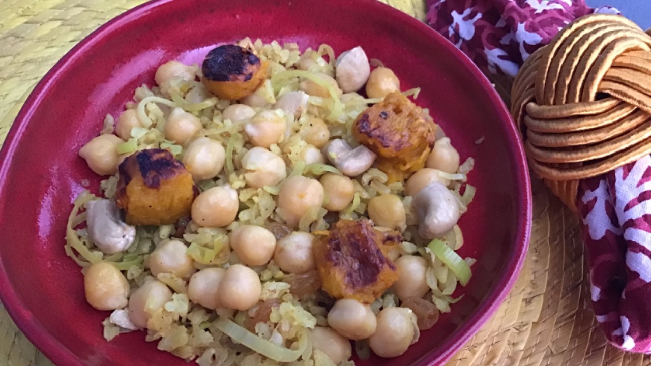 Arroz com grão de bico, especiarias e castanha de caju
