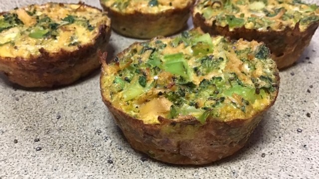 Bolinho de brócolis, frango desfiado e sementes