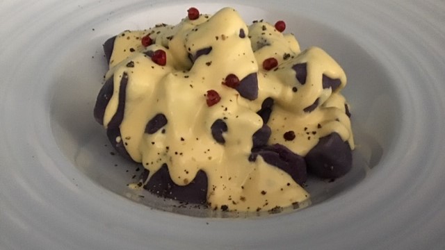 Nhoque de batata roxa ao molho com açafrão