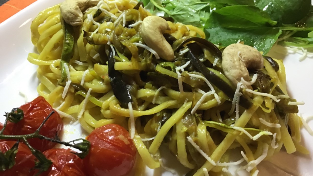 Macarrão com abobrinha, berinjela e castanha de caju