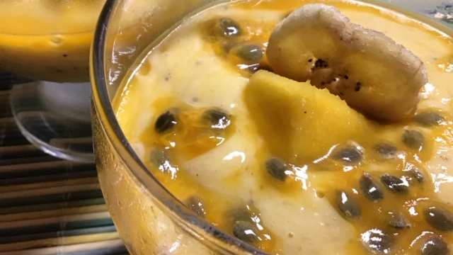 Mousse de manga, maracujá e banana