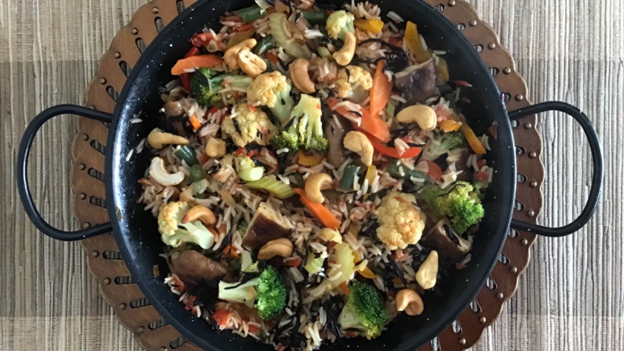 Paella de legumes, alga e castanha de caju