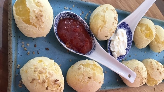 Pãezinhos de mandioquinha com gergelim