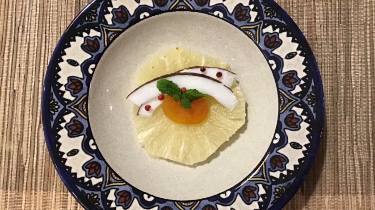 Abacaxi, damasco, coco fresco, hortelã e damasco