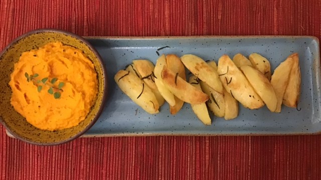 Batata assada com maionese de cenoura