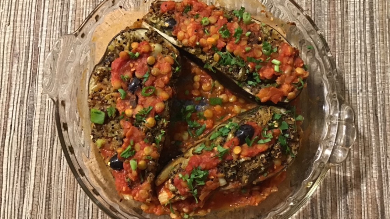 Berinjela recheada com quinoa ao molho de tomate com lentilha