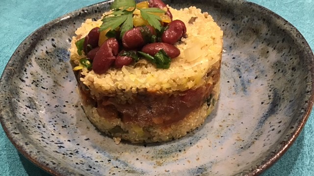 Escondidinho de quinoa, picadinho e feijão vermelho