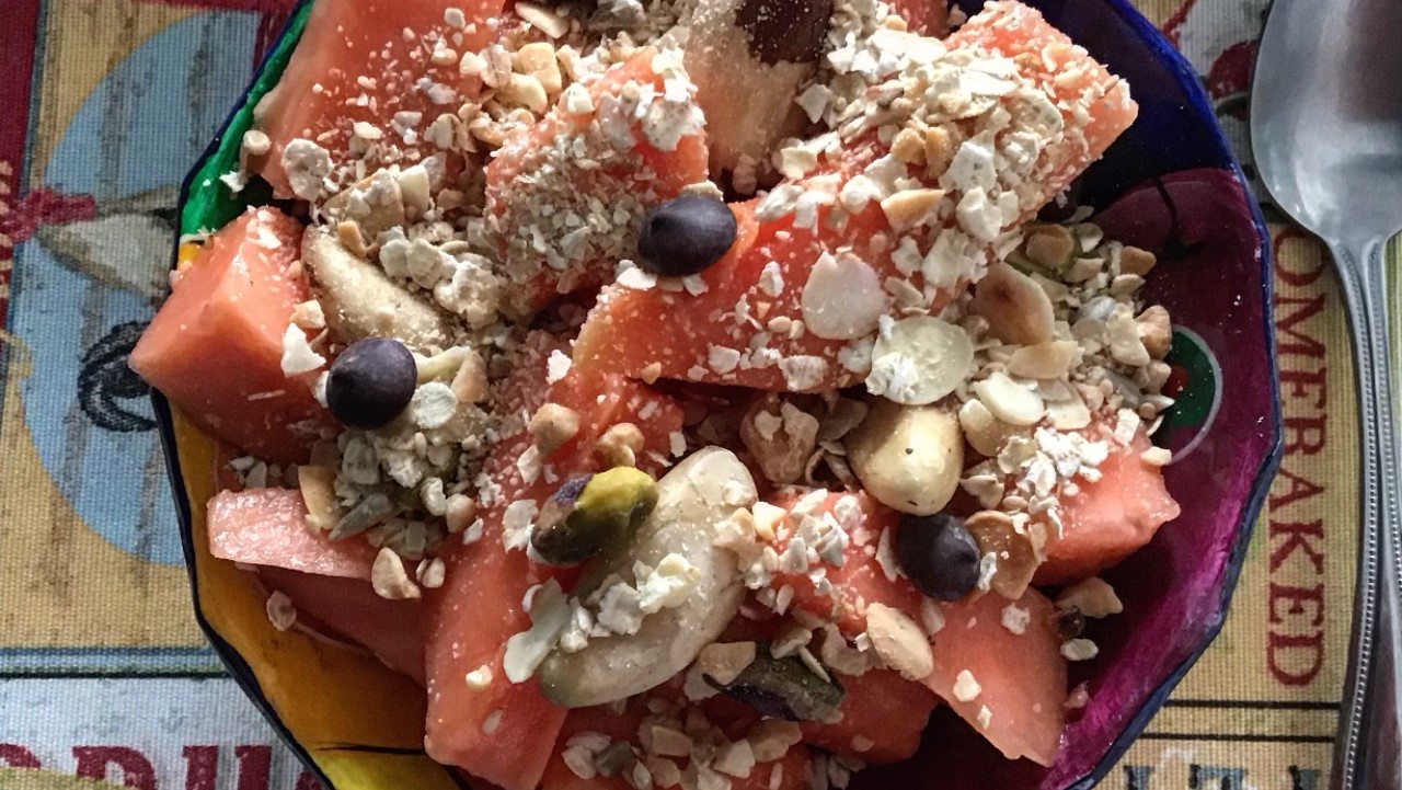 Mamão, castanha do Pará, granola e gotas de chocolate