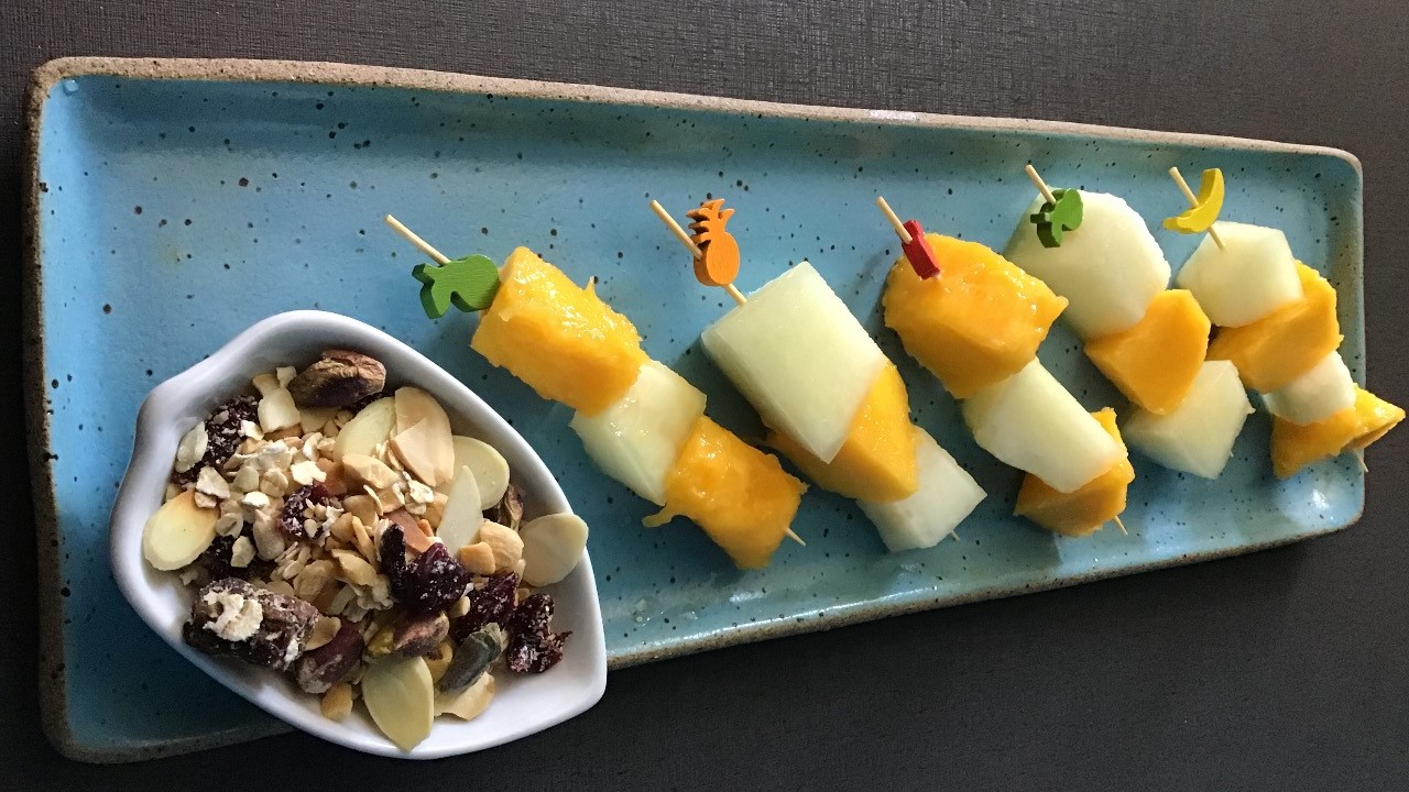 Espetinhos de frutas com granola