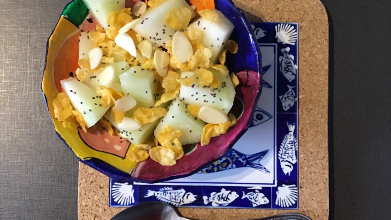 Melão, flocos de milho, amêndoas e chia