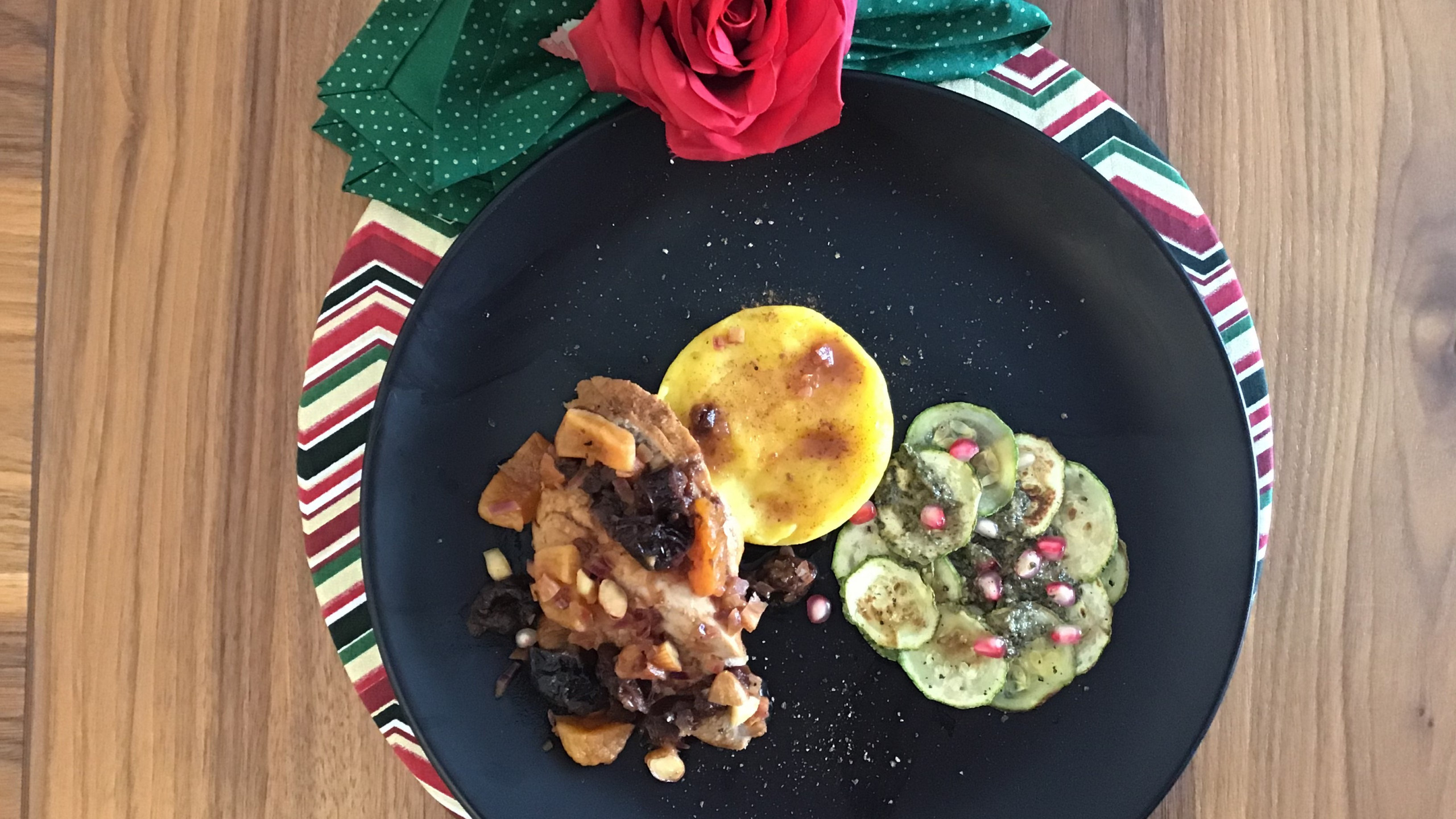 Filé mignon suíno, compota de frutas secas, purê de mandioquinha e carpaccio de abobrinha