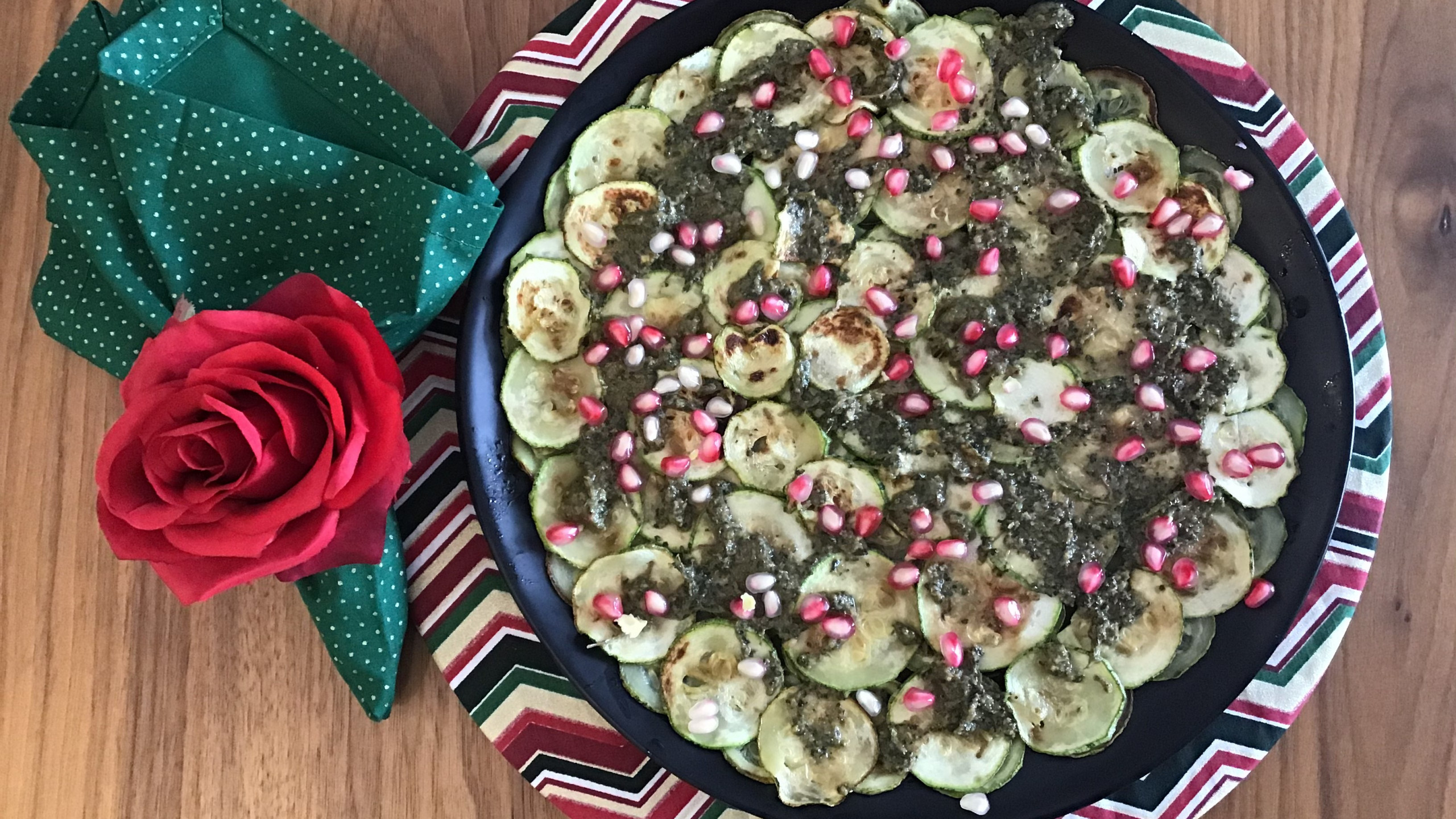 Carpaccio de abobrinha ao pesto de hortelã e romã