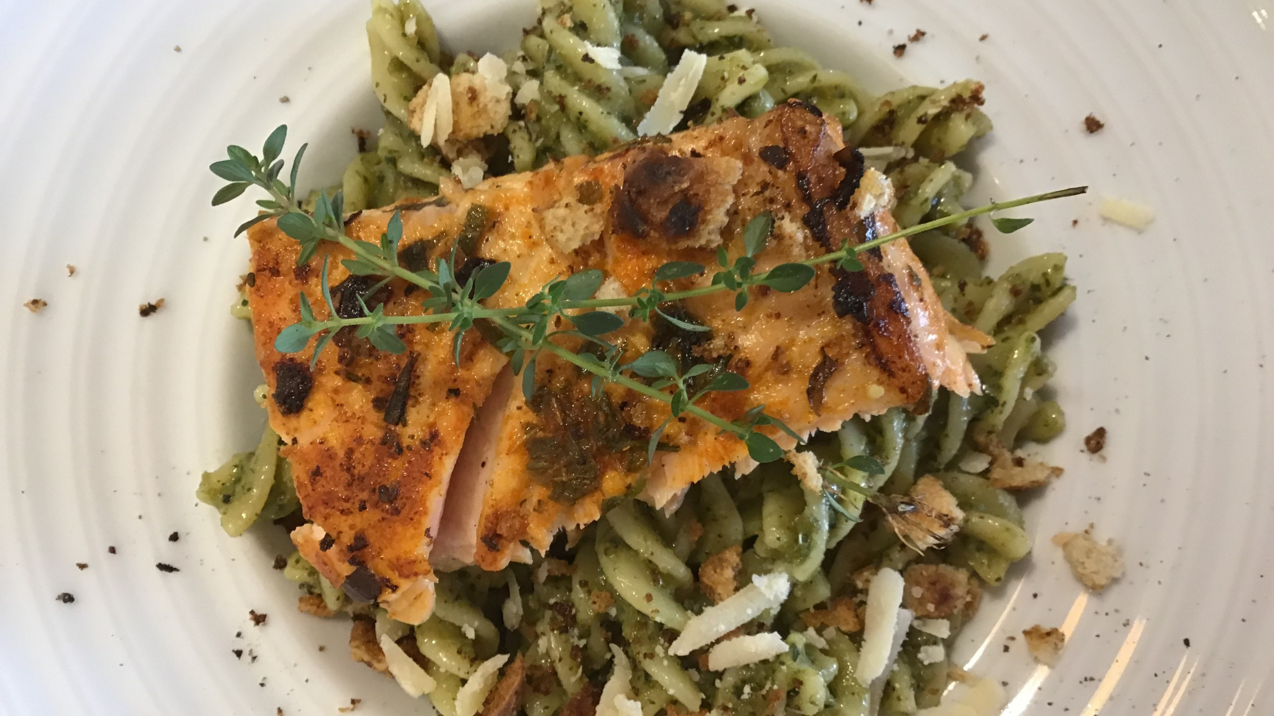 Fusilli com pesto de manjericão-hortelã com farofa de pão torrado