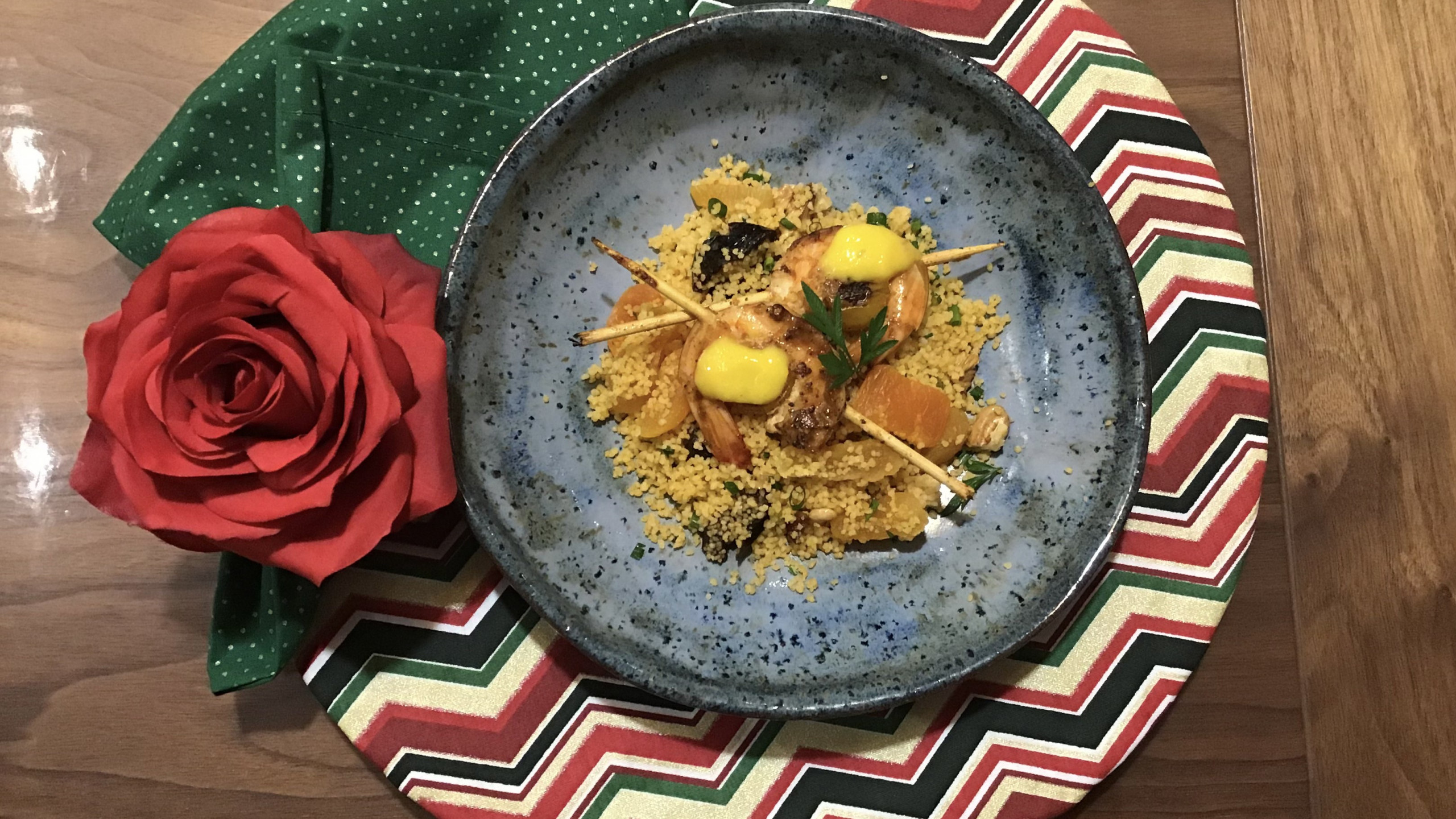 Cuscuz marroquino com frutas secas, espetinho de camarão ao molho de manga