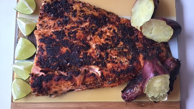 Salmão em crosta de ervas frescas e batata doce assada