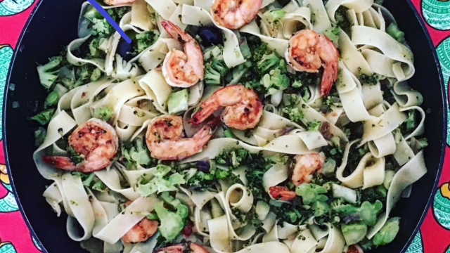 Talharim com brócolis e camarão