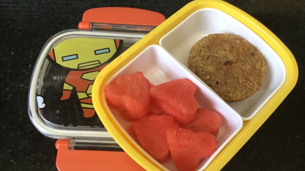 Muffin de banana com coração de melancia