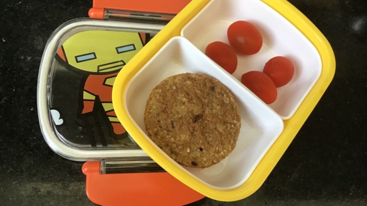 Muffin de banana com tomate cereja