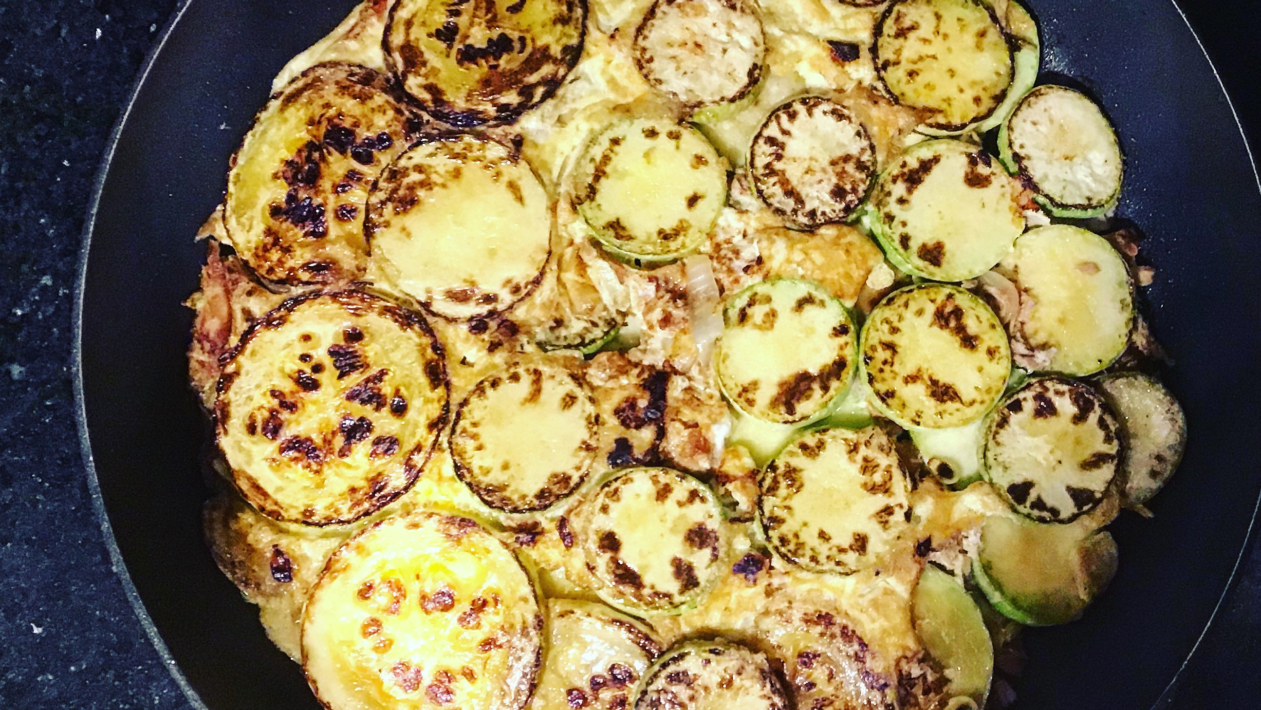 Frigideira de abobrinha recheada com atum e ovos