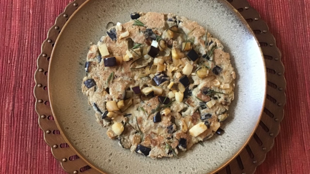 Panqueca com berinjela, palmito e cebola