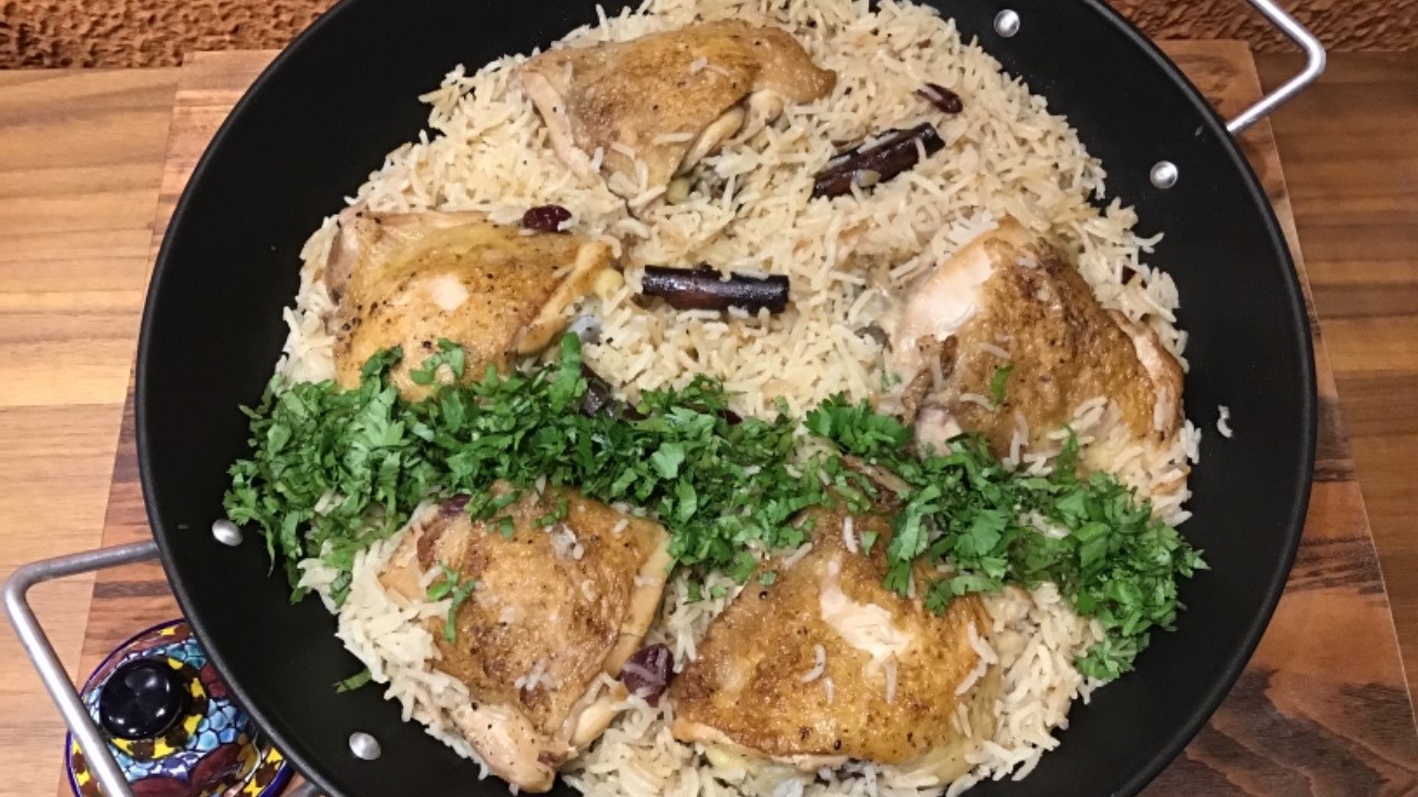 Frango com cebola caramelizada e arroz com cardamomo