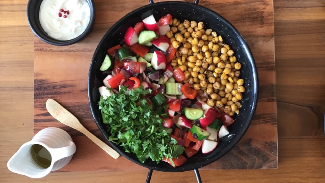Saladinha condimentada de grão de bico e legumes frescos