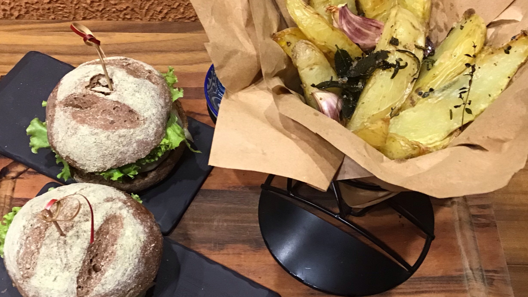 Hambúrguer com batata assada