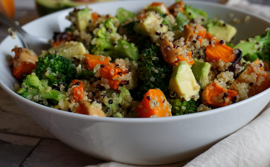 Brócolis assados com quinoa 3 cores